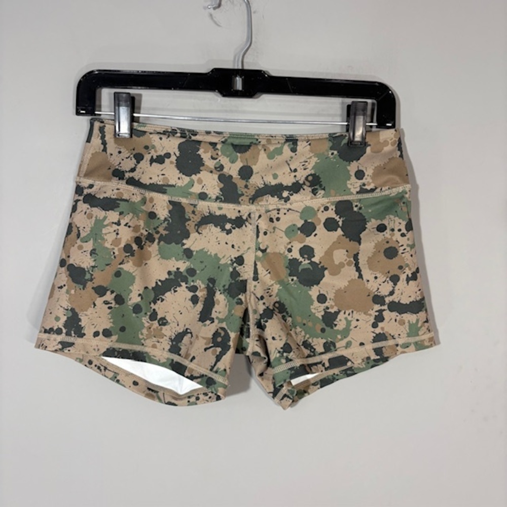 Born Primitive Shorts Womens Small Beige Camo Print Athletic Yoga Gym Stretch